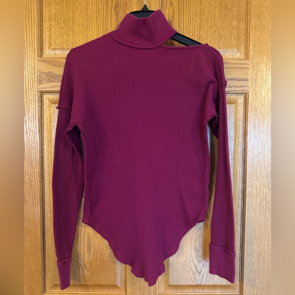 🍷 Free People Women’s Ribbed Tee / Mock Neck Style – Size Small